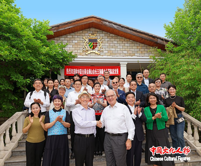 法国前驻华大使顾山、中国前驻法国大使赵进军一行在波龙堡酒庄与中国艺术家徐里深入交流