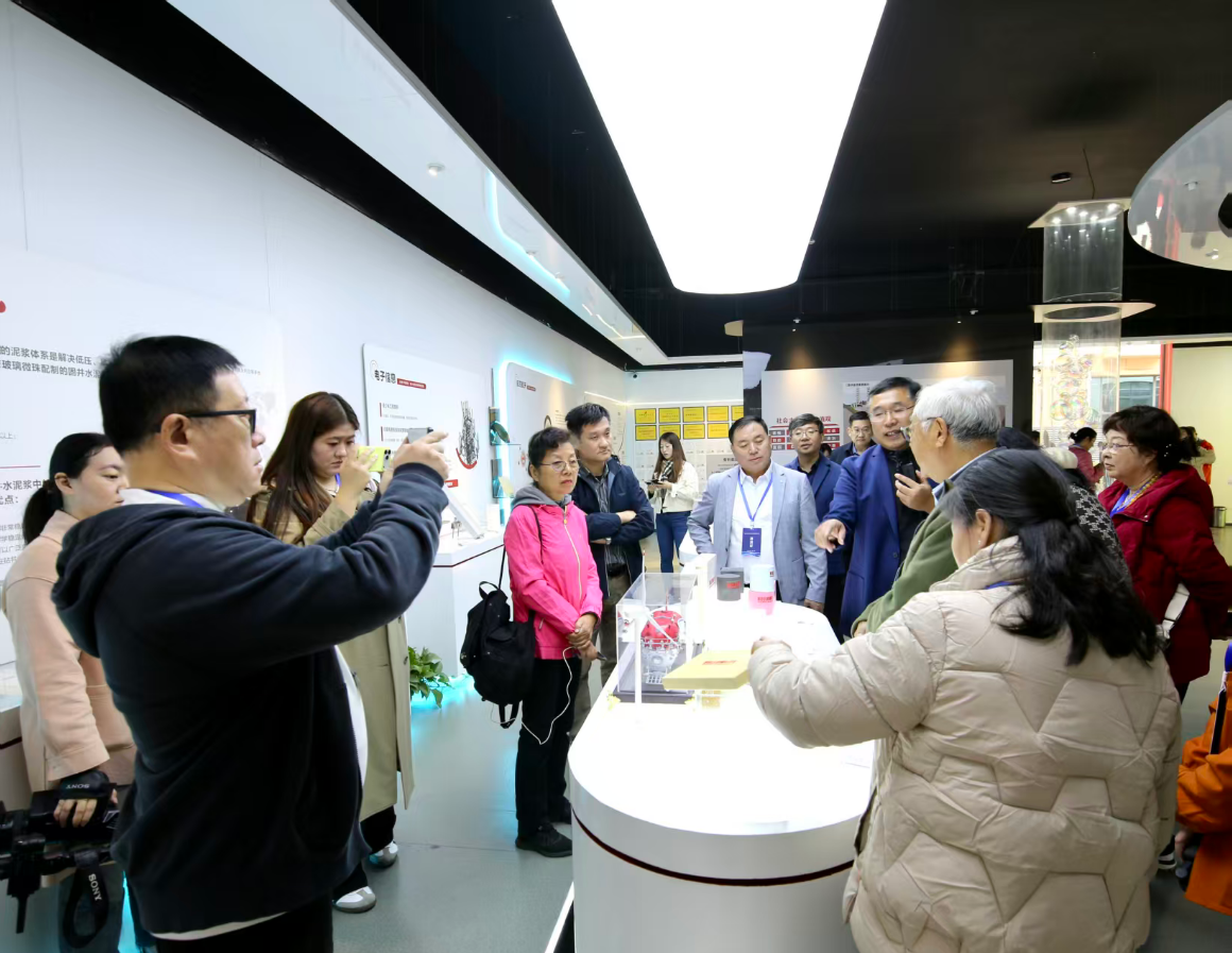 海外华媒走进圣莱特：空心玻璃微珠“小不点”，藏着技术大惊喜！