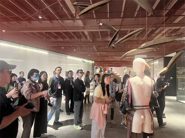 華文媒體參觀藝之卉百年時尚博物館服飾變遷展現中國文化自信