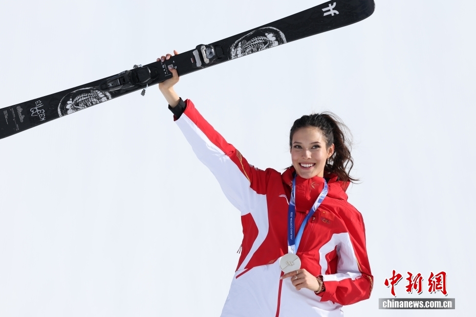 谷爱凌摘自由式滑雪女子坡面障碍技巧银牌