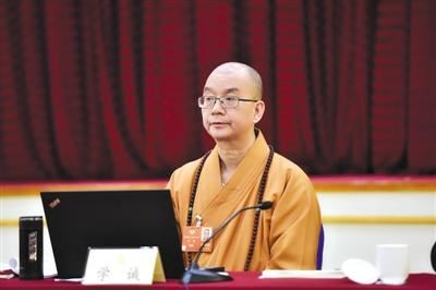 3月7日，华北宾馆，全国政协委员、中国佛教协会会长学诚法师在全国政协十三届一次会议宗教界别讨论中听取其他代表发言。 新京报记者 陶冉 摄 