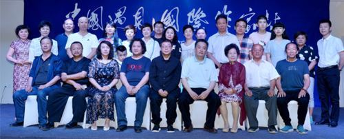 中国遇见国际作家村今天在新疆遇见艺术庄园挂牌 中国遇见国际作家村今天在新疆遇见艺术庄园挂牌