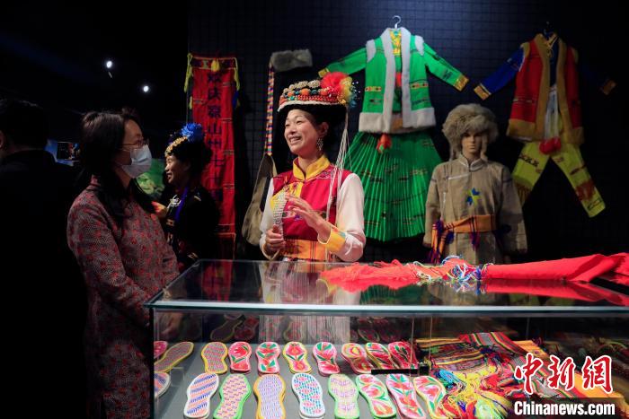 “家园遗珍·时代新风”非遗展演活动中,观众正在了解摩梭服饰。 王磊 摄 摄 “家园遗珍·时代新风”非遗展演活动中,观众正在了解摩梭服饰。 王磊 摄 摄
